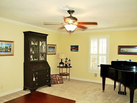 3rd image of 332 Courtland Cir