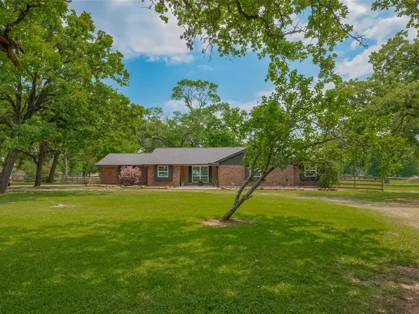 8 Riverwood Ln, Hempstead, TX 77445
