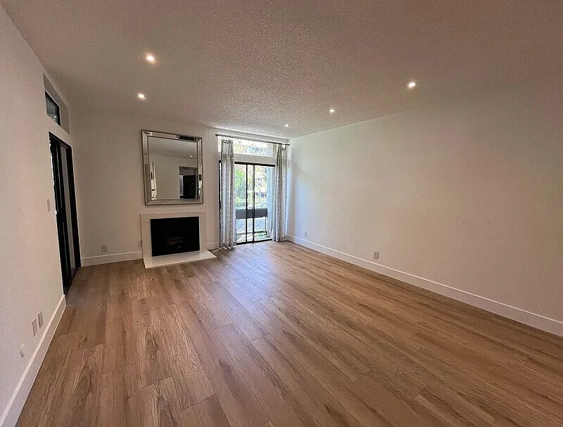 729 S Hobart Blvd #8