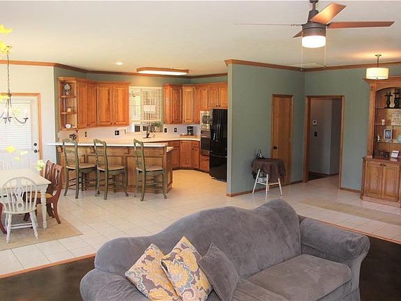 3rd image of 873 Oaklawn Dr