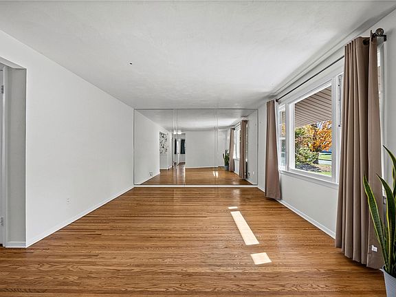 5th image of 295 Galahad Dr
