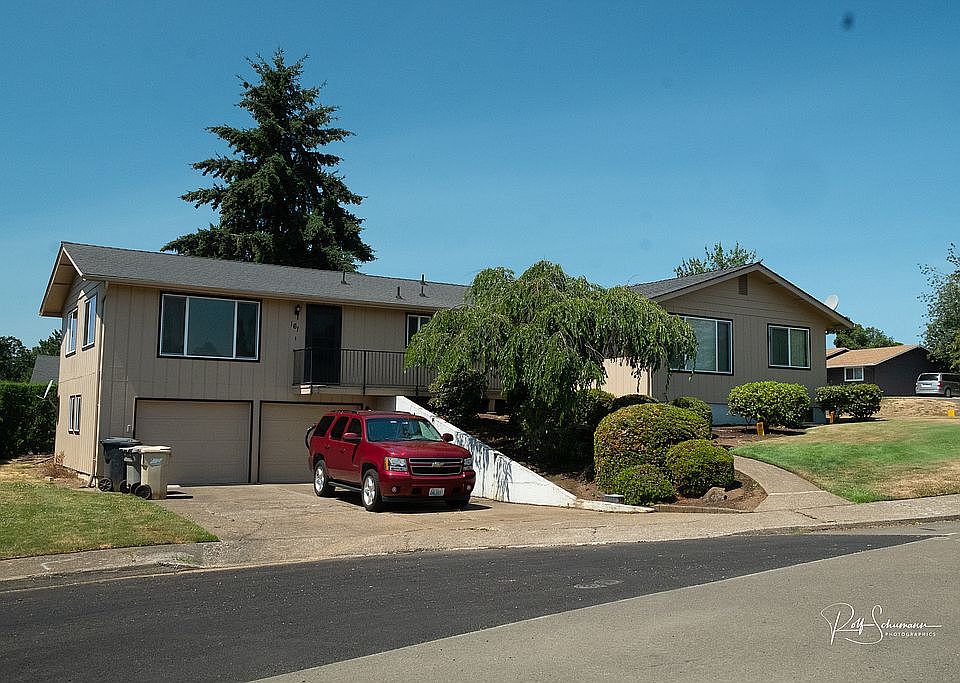 2nd image of 161 NE Fern Ave