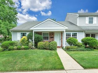 101 Cedar Shake Ct, Huntington Station, NY 11746