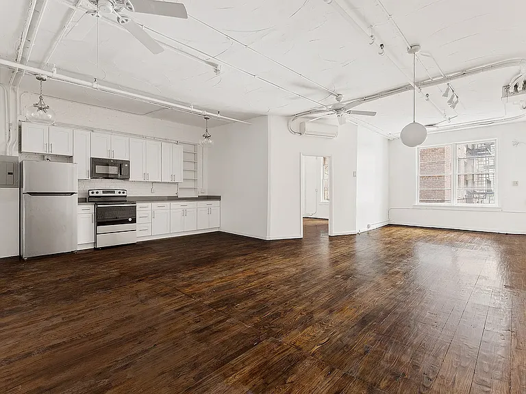 71 8th Ave #2R — Photo 1