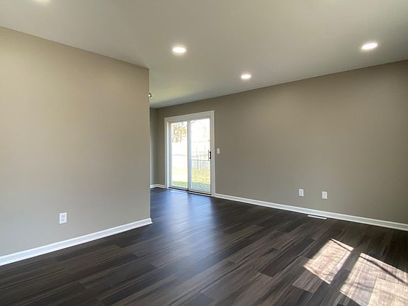 3rd image of 84 Fernwood Rd