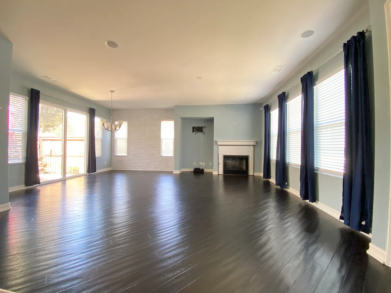 3 bed, 2.5 bath, 1636 sqft, $3,995 — Photo 4