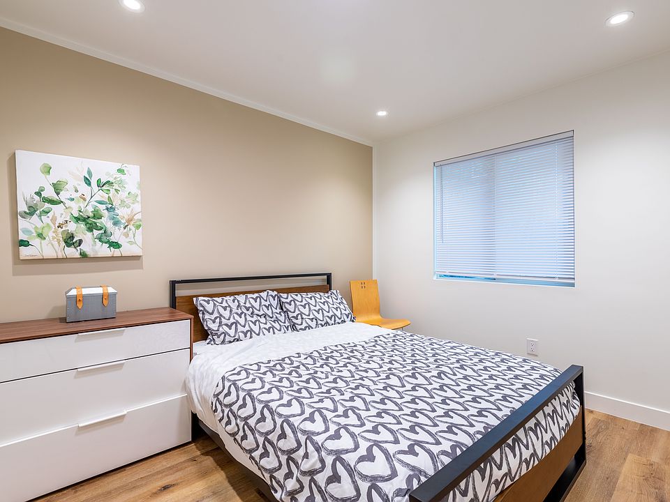 110 sf ft room, with dresser, queen bed