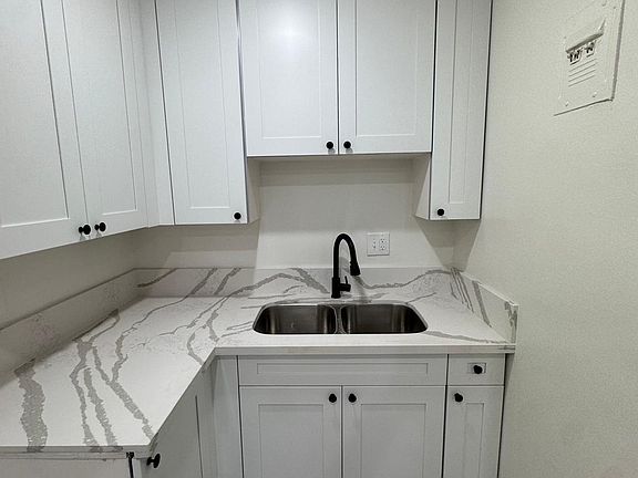 3rd image of 1171 N Kenmore Ave APT 9