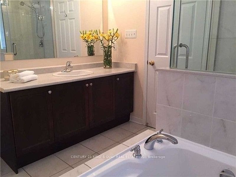 Richmond Hill Townhouse for rent - 4 Bedrooms — photo 9
