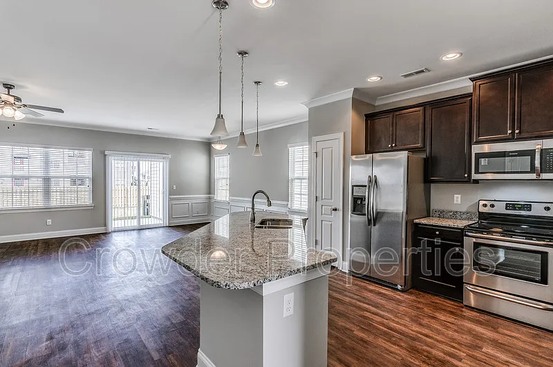 3 bed, 2.5 bath, 1513 sqft, $1,800 — Photo 3