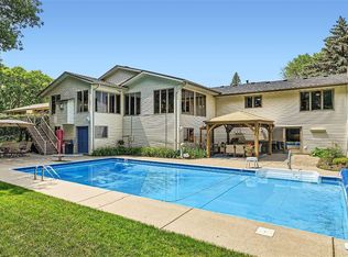 1423 Valleyview Rd, Chaska, MN 55318