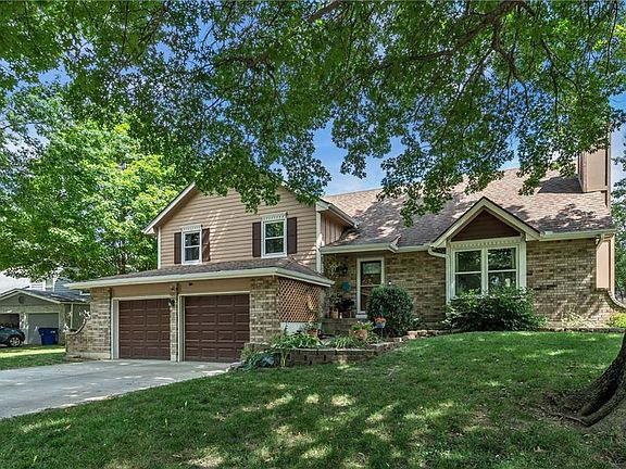 3rd image of 921 SW Southgate Ct