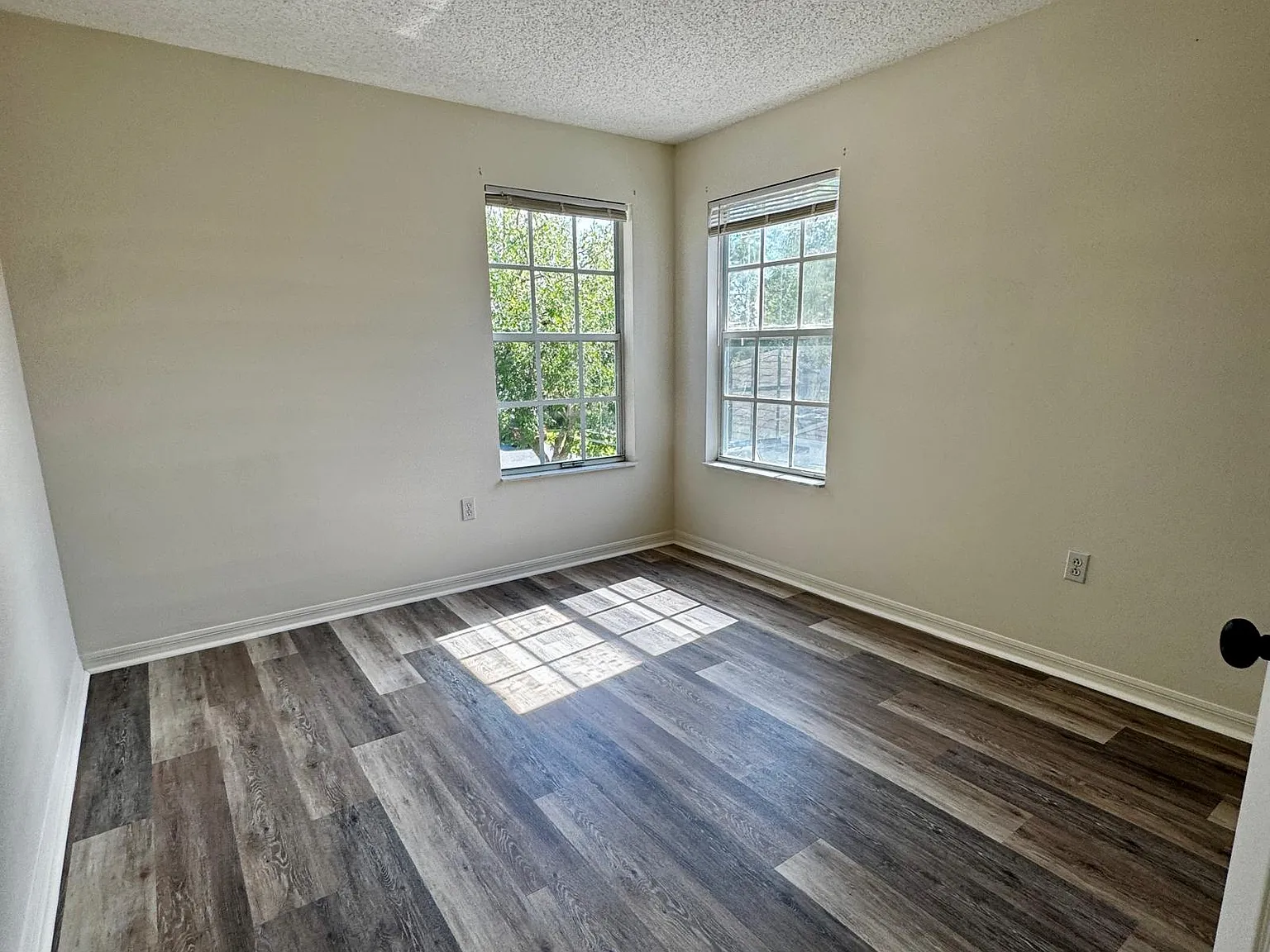 5 bed, 2272 sqft, $2,950 — Photo 3