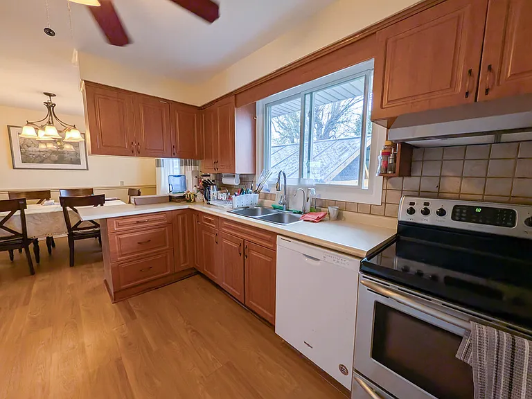 127 Westwood Cres #1 — Photo 9