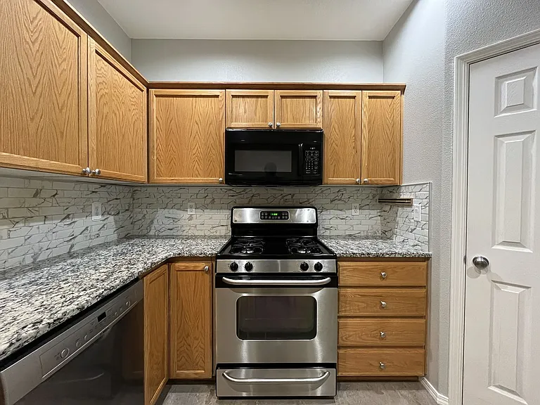 17085 SW Pleasanton Ln — Photo 10
