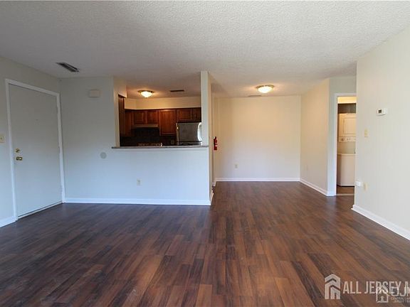 5th image of 805 Aspen Dr