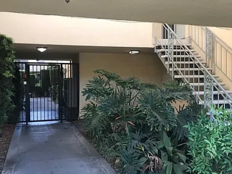 1148 W Huntington Dr #3 — Photo 3