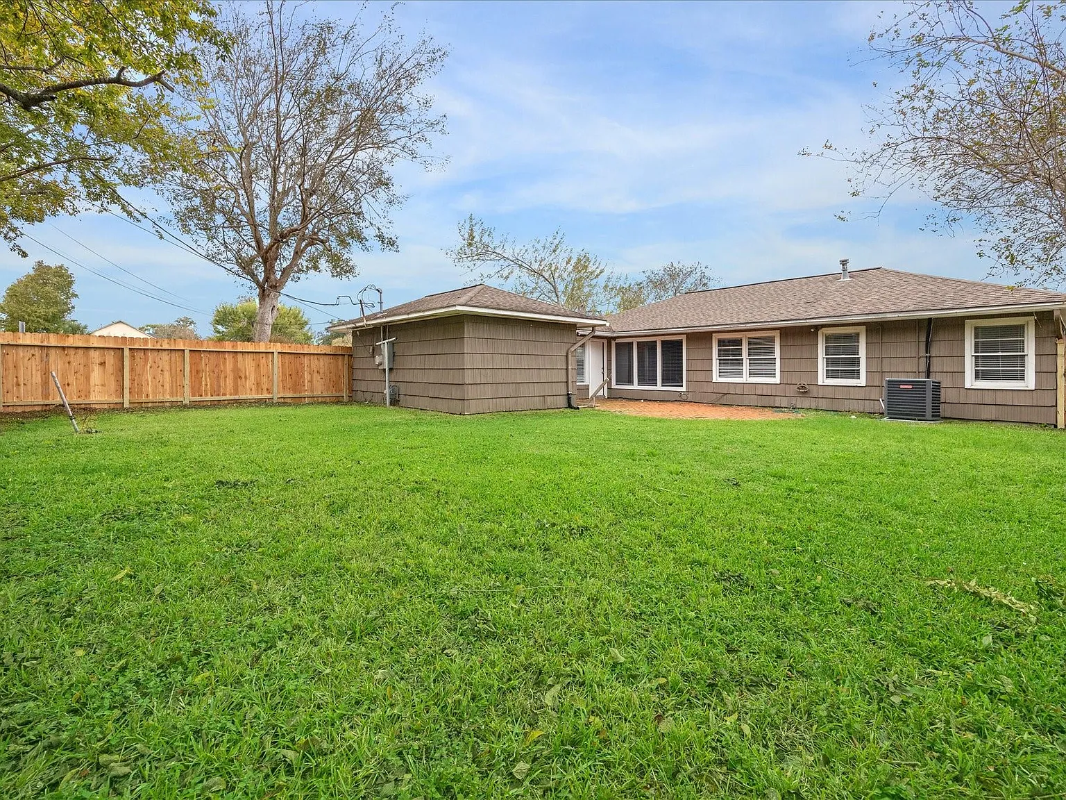 3 bed, 1.0 bath, 1380 sqft, $2,200 — Photo 2