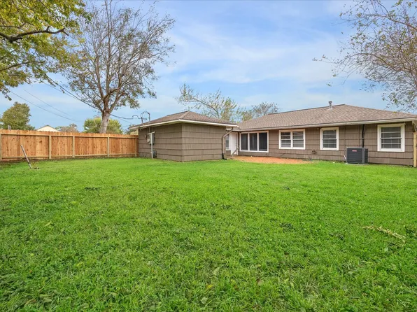 5237 Maple St, Bellaire, TX 77401