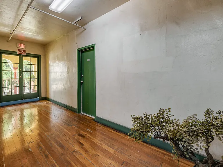 1623 N Mariposa — Photo 37
