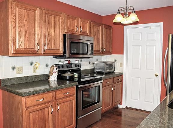 3rd image of 73 Green Park Ln