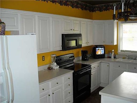 4th image of 7686 Red Hill Dr