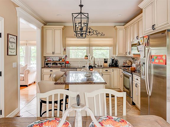3rd image of 53 Churchill Ln