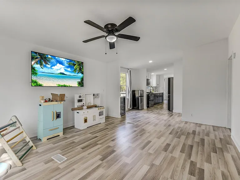 21507 Juliann Alyes — Photo 22
