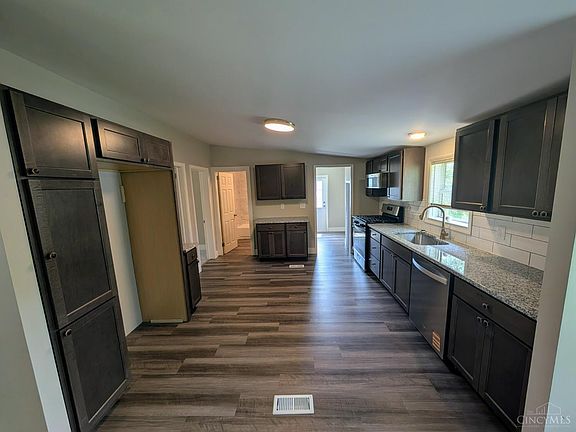 5th image of 1560 Maryan Ave