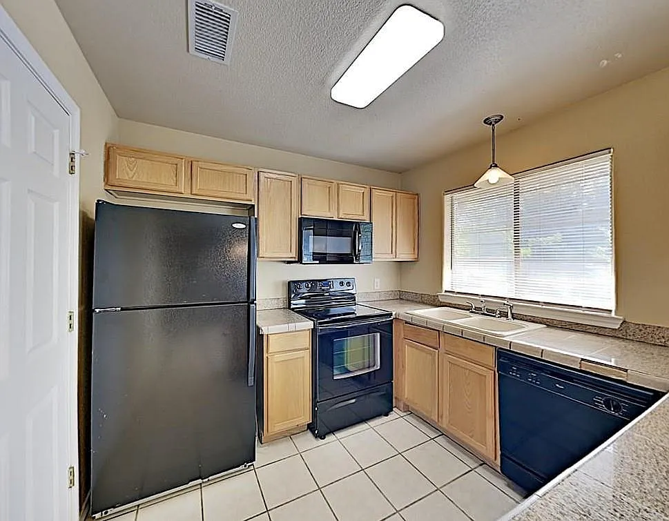3 bed, 2.0 bath, 1222 sqft, $1,750 — Photo 3