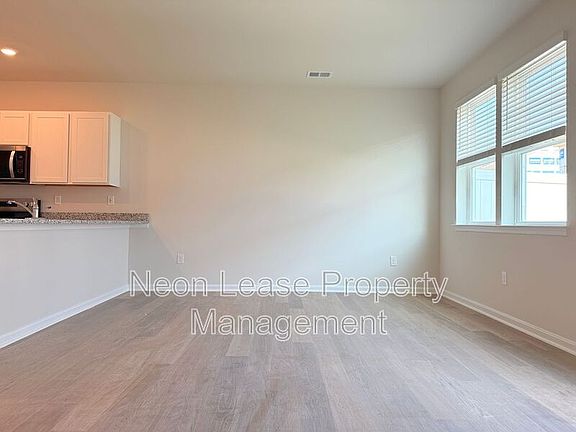 3rd image of 529 Colette St
