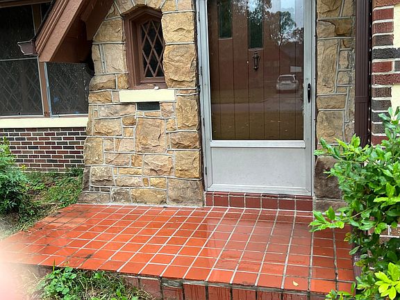 2nd image of 887 N Idlewild St