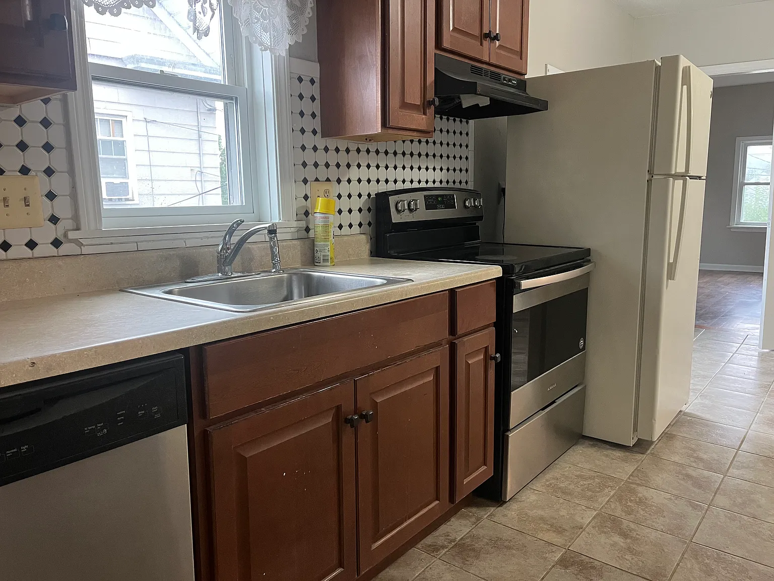 3 bed, 945 sqft, $1,850 — Photo 4