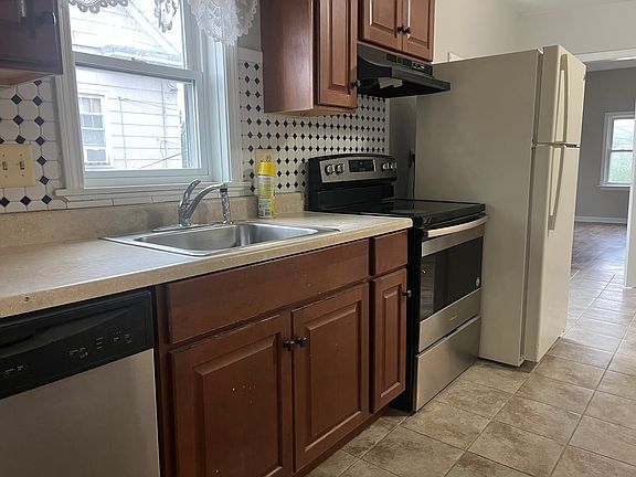 4th image of 77 Meadow St Floor 2
