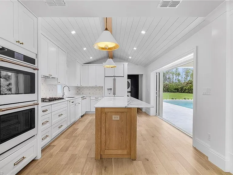 6155 Standing Oaks Ln — Photo 9