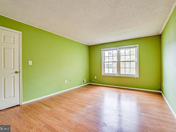 4th image of 24 Chamberlin Ct