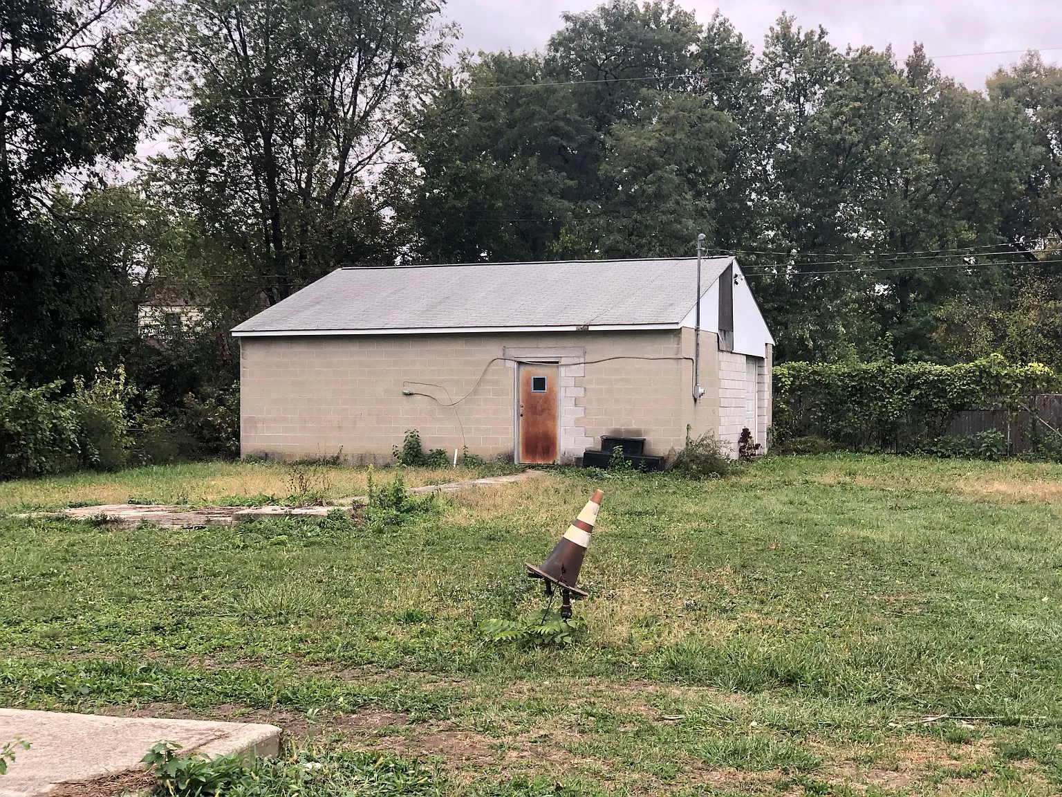 899 Whitethorne Ave photo 1
