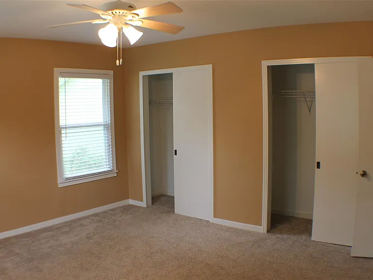 808 E Tom Green St — Photo 11