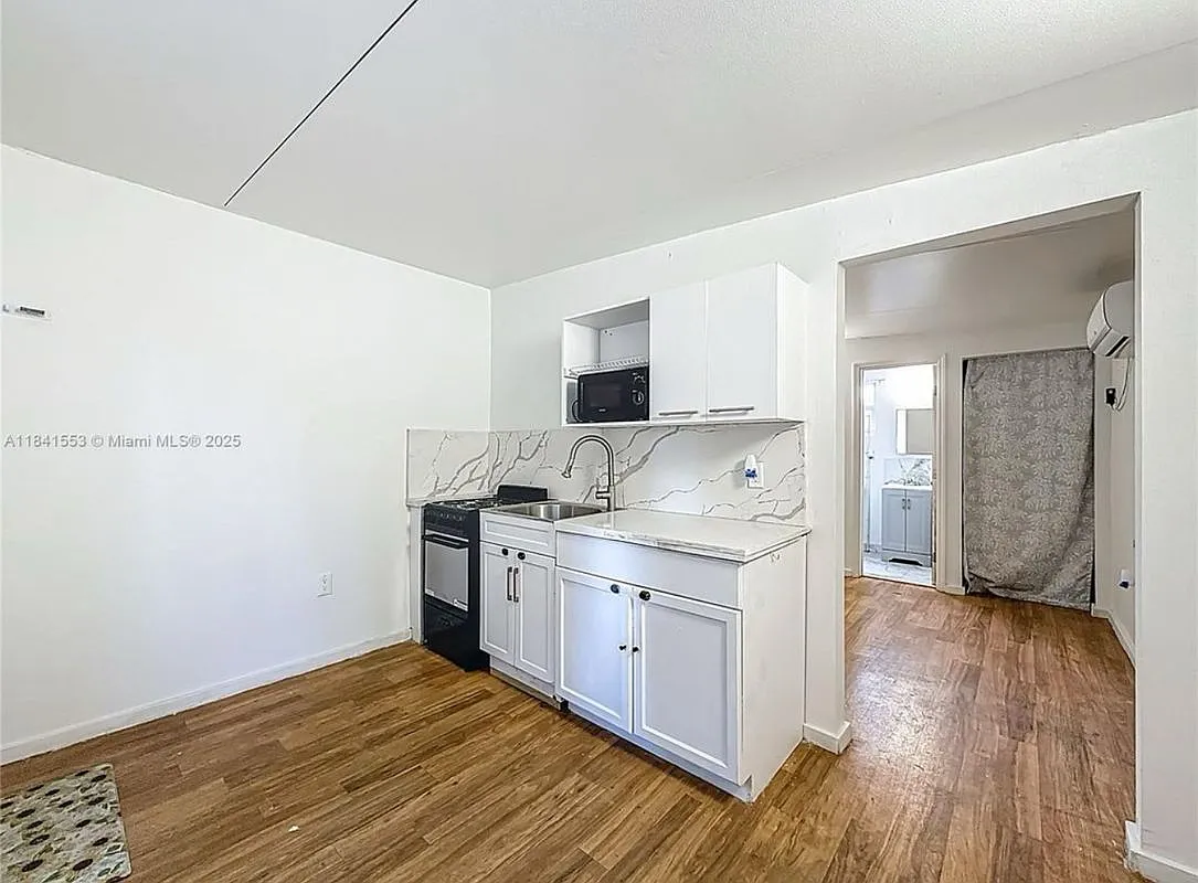 1 bed, 1.0 bath, 100 sqft, $1,200 — Photo 2