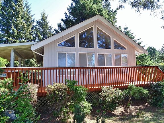 4th image of 726 Island Circle SE
