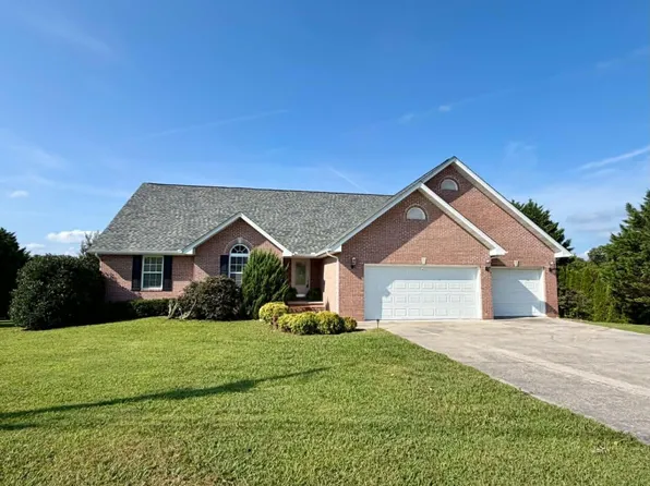 1970 Smokey Meadows Dr, Dandridge, TN 37725