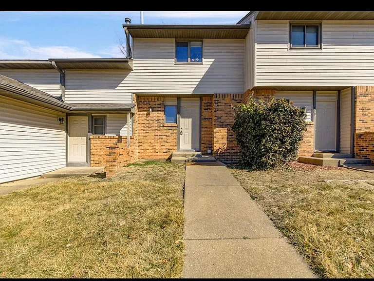 437 Foxfire Dr — Photo 1