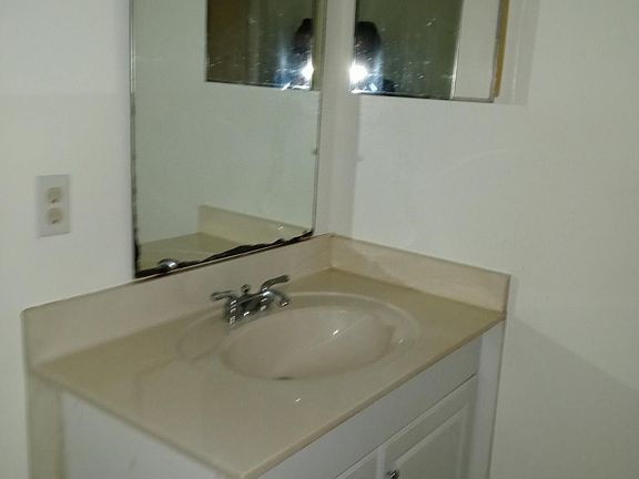 4th image of 2061 Jefferson Ave