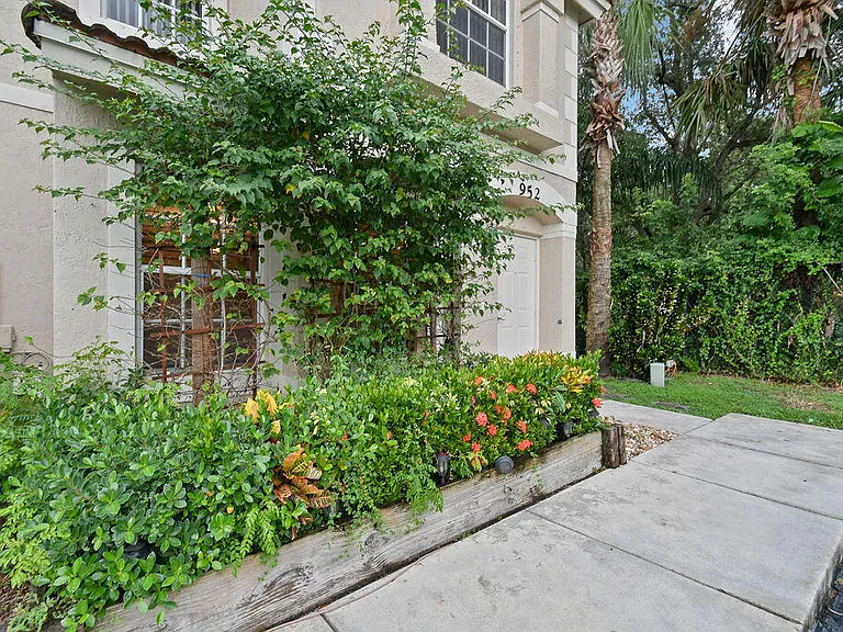 952 Summit Lake Dr — Photo 4