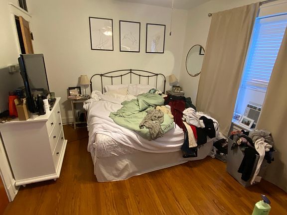 3rd image of 1208 W Oakdale Ave #1