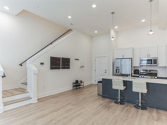 2nd image of 1115 N American St #B6