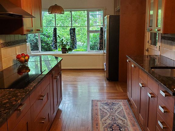 Kitchen with eat-in breakfast area