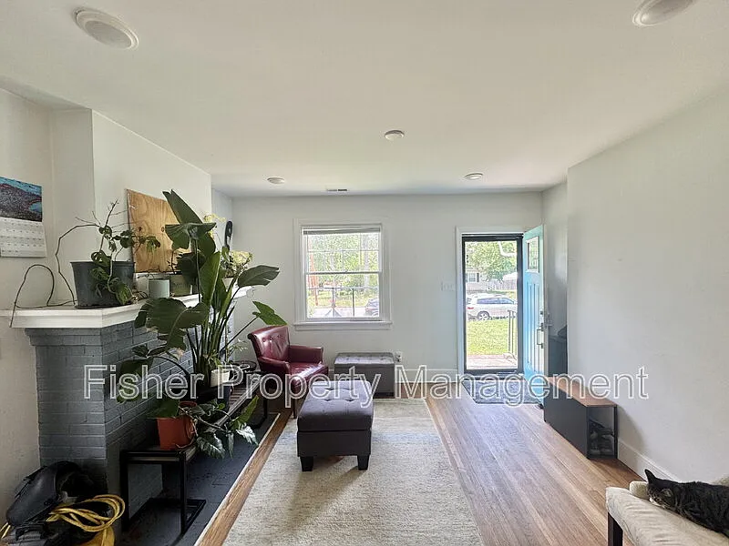 3 bed, 2.0 bath, 1248 sqft, $1,995 — Photo 4