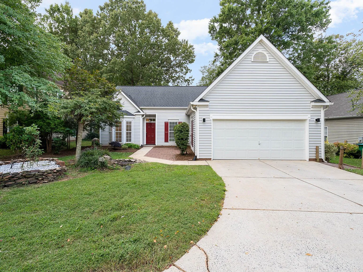 3 bed, 1645 sqft, $3,200 — Photo 2