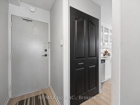 4th image of 337 Simcoe St N #405